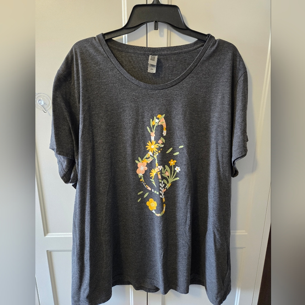Gray T-Shirt with Floral Treble Clef Design Size 3X
